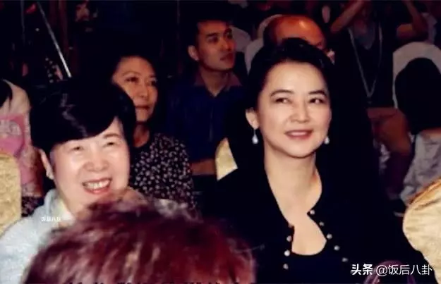 60歲胡慧中與女兒現身鬧市發福明顯,老公入獄後獨自撐起整個家