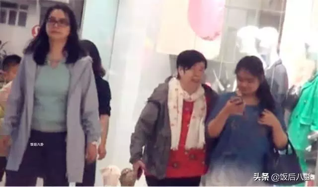 60歲胡慧中與女兒現身鬧市發福明顯,老公入獄後獨自撐起整個家