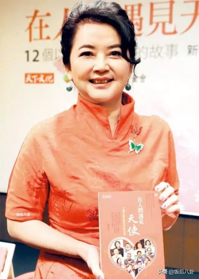 60歲胡慧中與女兒現身鬧市發福明顯,老公入獄後獨自撐起整個家