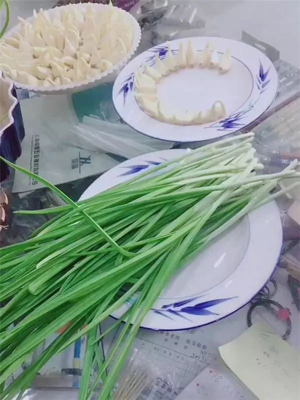 自從媽媽開始用「寶特瓶」種蒜,十天就長出新鮮的蒜苗,鄰居看了都搶著上門討教!