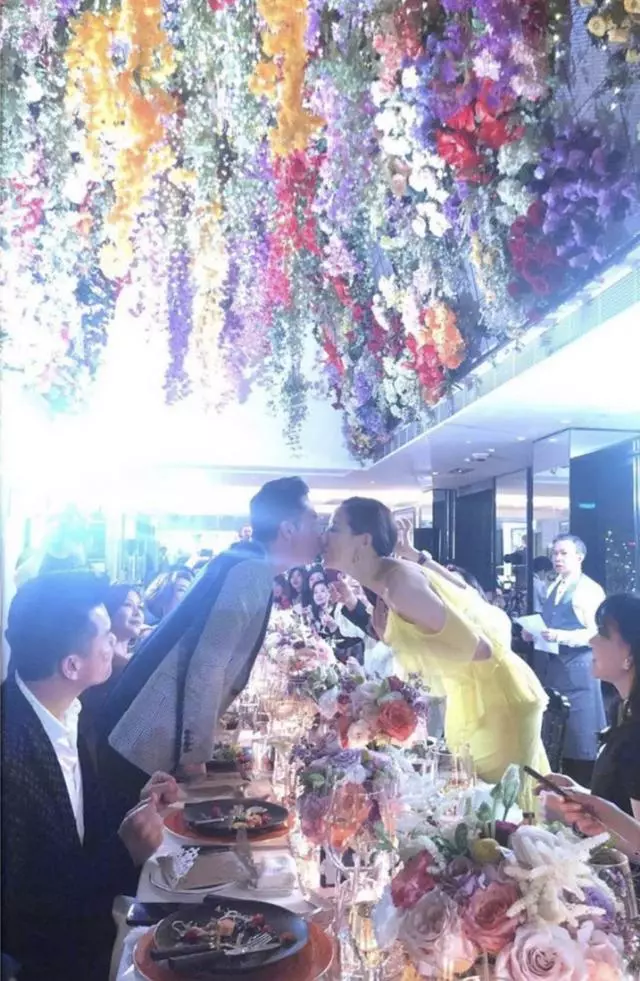 壕!甄子丹杜拜為嬌妻大搞生日趴,宴請圈中好友畫面太奢華!