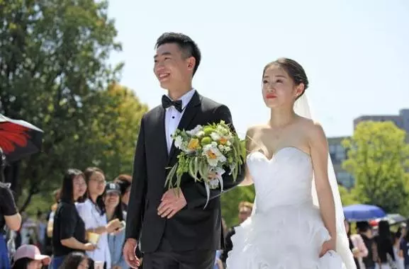 同母異父的弟弟娶親沒告訴我,看到他們的結婚照,我哭笑不得