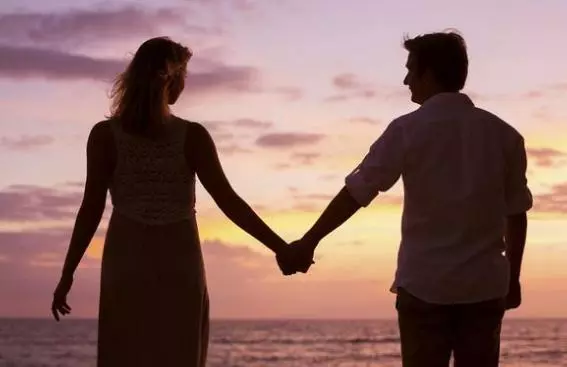 同母異父的弟弟娶親沒告訴我,看到他們的結婚照,我哭笑不得