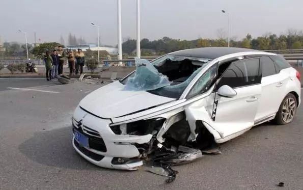 爸媽車禍去世,姑媽將我養大,無意聽到她和姑父的話,我痛哭流涕