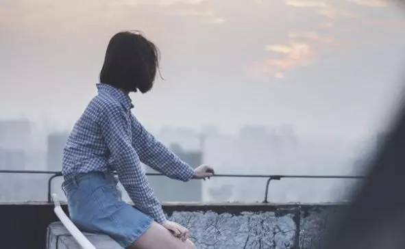 爸媽車禍去世,姑媽將我養大,無意聽到她和姑父的話,我痛哭流涕