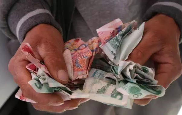 無意在監控中看到公公偷給保姆塞錢,得知真相我果斷給保姆加工資