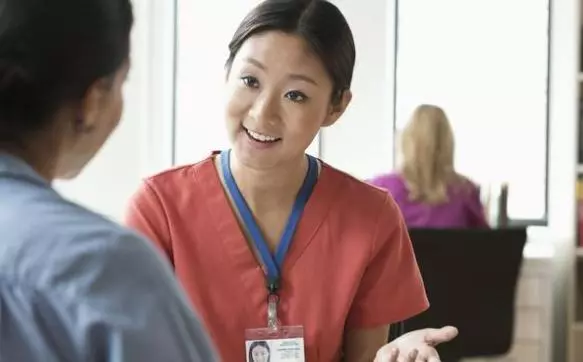 無意在監控中看到公公偷給保姆塞錢,得知真相我果斷給保姆加工資
