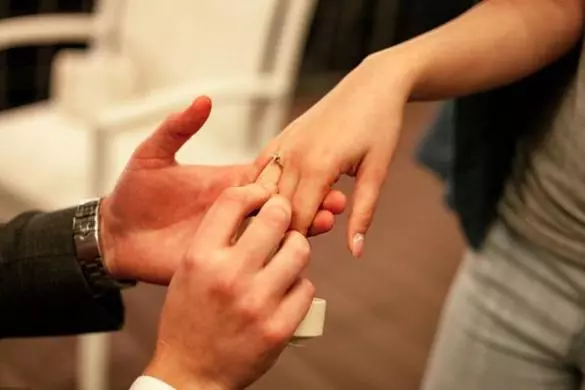 窮男友拿著假鑽戒向我求婚,結婚後,我才得知他是有錢人