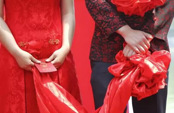 窮男友拿著假鑽戒向我求婚,結婚後,我才得知他是有錢人
