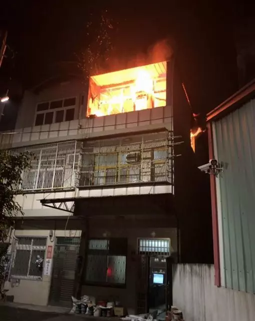 電池爆炸引火警?彰化3樓透天厝燒毀