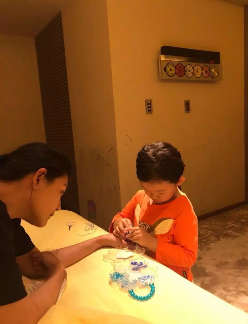 【基因太強大】大S「3歲兒子近照」罕見曝光,超挺的鼻子帥翻天!網友:怎麼這麼好看!