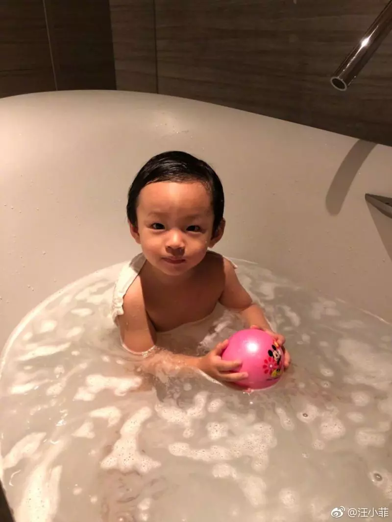 【基因太強大】大S「3歲兒子近照」罕見曝光,超挺的鼻子帥翻天!網友:怎麼這麼好看!