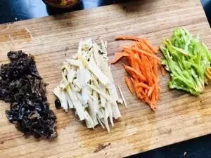 魚香肉絲家常做法,學會這一步,肉絲色澤鮮亮,三碗米飯不夠吃!