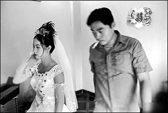 台灣中老年男人到越南「買新娘」的真實畫面曝光!她們知道自己被「選上」後竟然…心疼到不忍心再看下去!