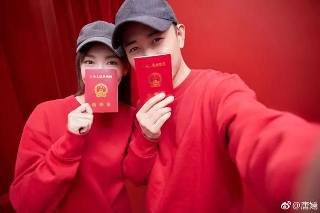 唐嫣懷孕了⁉️ 探班意外被拍到「肚子變大」, 還現身醫院婦產科?! 網友:有料到~