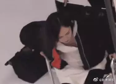 唐嫣懷孕了⁉️ 探班意外被拍到「肚子變大」, 還現身醫院婦產科?! 網友:有料到~