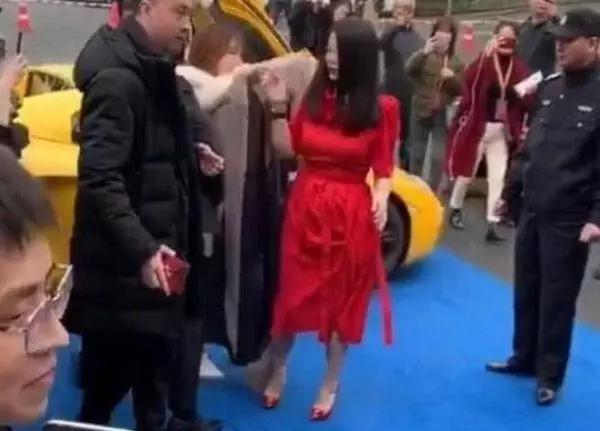 李湘坐豪車現身,保安大喊「讓一讓」,路人:根本沒人圍上啊!