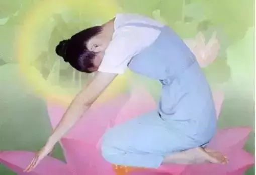 百歲老人的長壽之法「跪膝法」,花1分鐘做個小動作,疏通血管,養肝護肝,膝蓋也不痛了