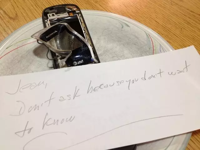 19件「阿公阿嬤才會做」的爆笑事情 百貨公司外面背對背等彼此...回頭看一下啦