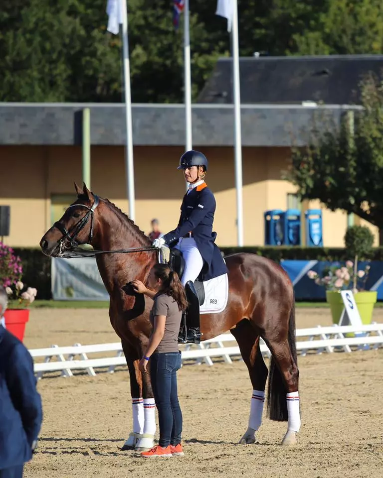 「牠比獎牌重要…」奧運馬術選手突然鞠躬離場 痛哭說出原因讓大家泛淚:妳很棒