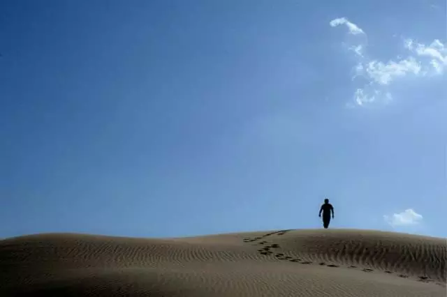 人走在有水的沙子上面,會發生什麼?老外做了個模擬實驗
