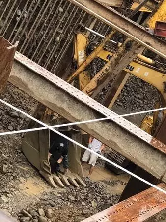 狗狗掉進5米深地基,工人用挖掘機救起,主人都沒發現狗丟了
