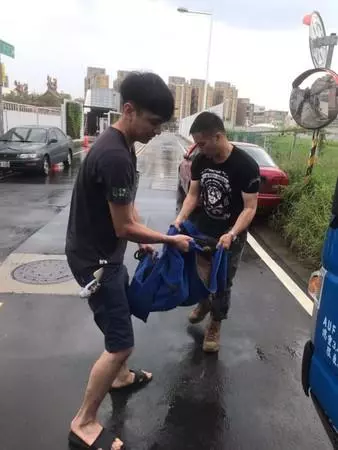 狗狗掉進5米深地基,工人用挖掘機救起,主人都沒發現狗丟了