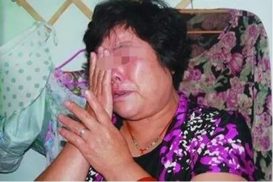 老婆上班,俺忘拿鑰匙返回家,丈母娘死活不開門,爬窗戶後俺蒙了