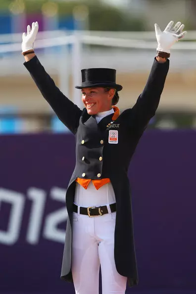 馬術選手在比賽前突然帶著愛馬向大家「鞠躬後就離場」,她淚崩說:「對不起...牠比獎牌重要」
