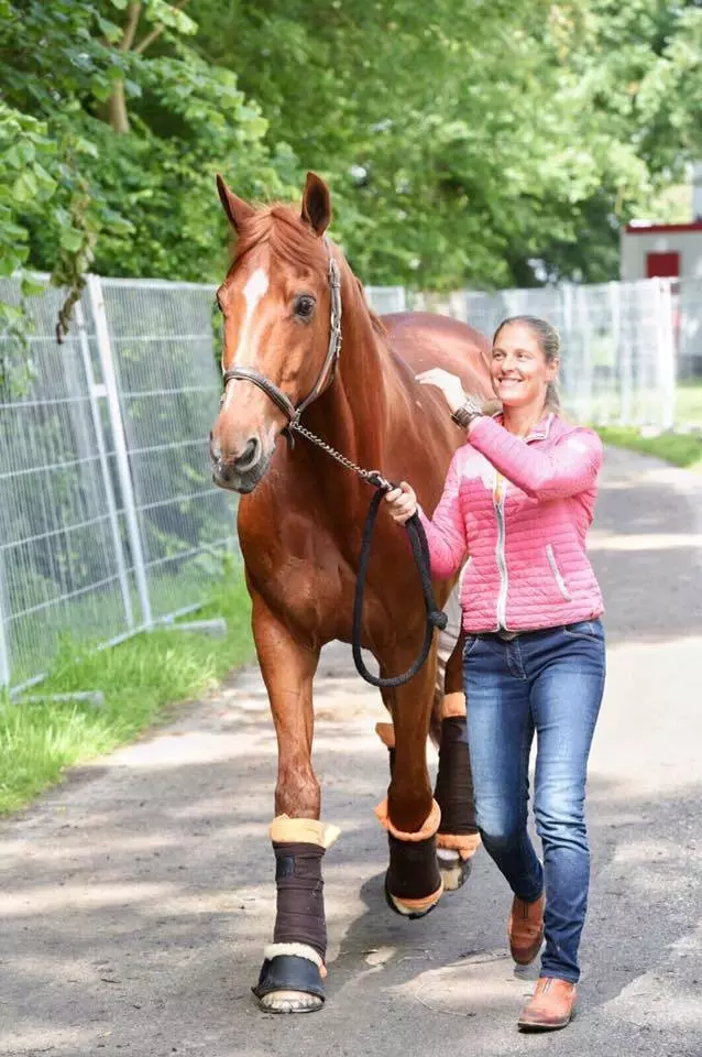馬術選手在比賽前突然帶著愛馬向大家「鞠躬後就離場」,她淚崩說:「對不起...牠比獎牌重要」
