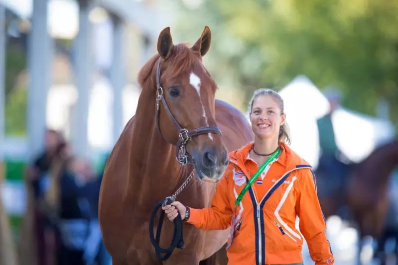 馬術選手在比賽前突然帶著愛馬向大家「鞠躬後就離場」,她淚崩說:「對不起...牠比獎牌重要」