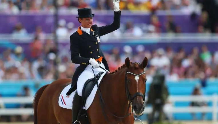 馬術選手在比賽前突然帶著愛馬向大家「鞠躬後就離場」,她淚崩說:「對不起...牠比獎牌重要」