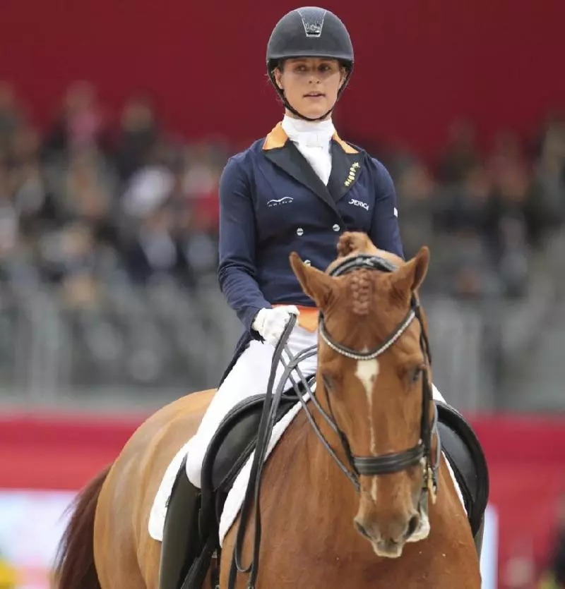 馬術選手在比賽前突然帶著愛馬向大家「鞠躬後就離場」,她淚崩說:「對不起...牠比獎牌重要」