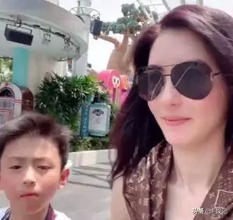 張柏芝帶兩位兒子去遊樂園玩耍,自拍和路人拍有多大的差別?