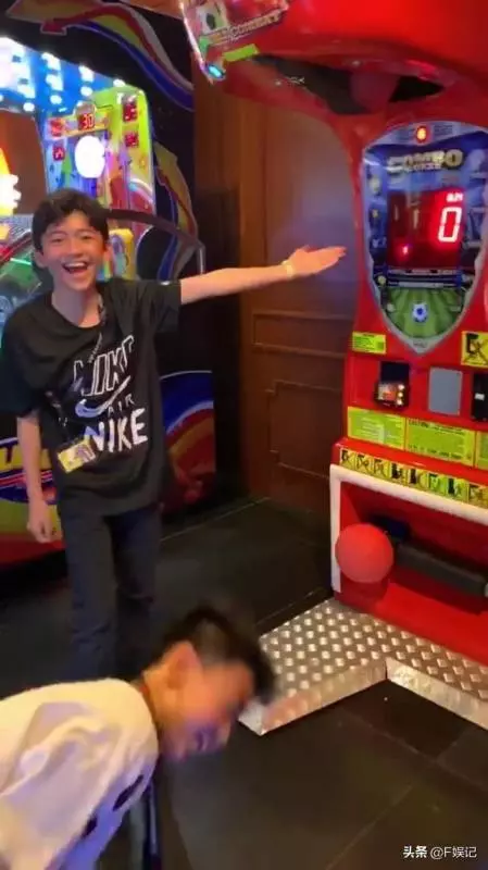 張柏芝帶兩位兒子去遊樂園玩耍,自拍和路人拍有多大的差別?