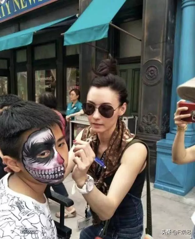 張柏芝帶兩位兒子去遊樂園玩耍,自拍和路人拍有多大的差別?