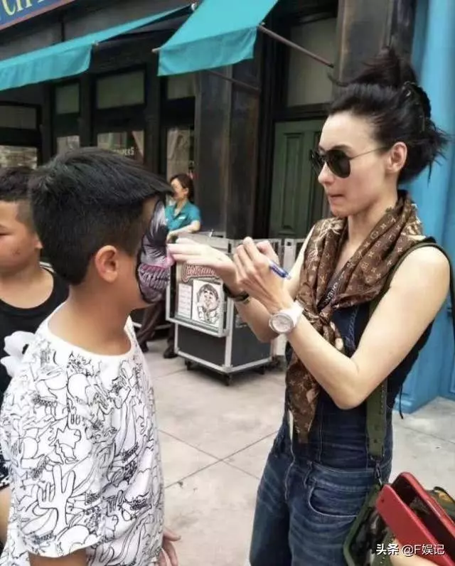 張柏芝帶兩位兒子去遊樂園玩耍,自拍和路人拍有多大的差別?