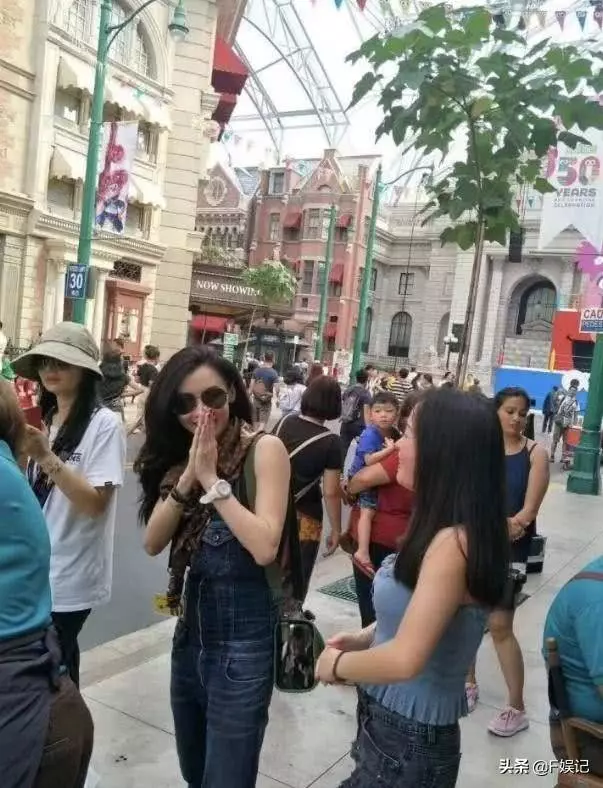 張柏芝帶兩位兒子去遊樂園玩耍,自拍和路人拍有多大的差別?