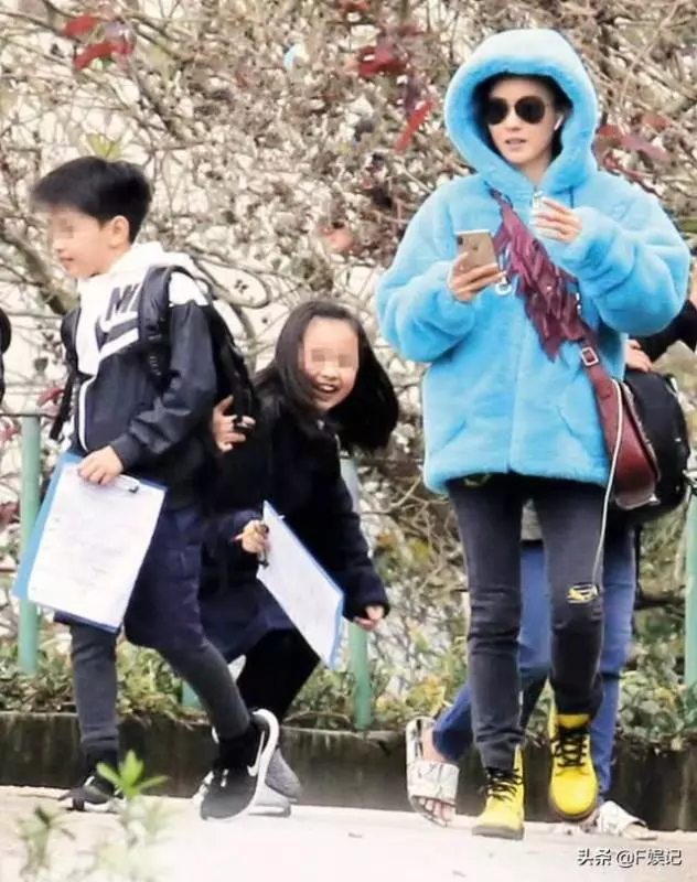 張柏芝帶兩位兒子去遊樂園玩耍,自拍和路人拍有多大的差別?