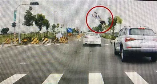 【恐怖】機車騎士撞飛半空中 驚悚畫面像彈出「戰鬥機」…《內附視頻》