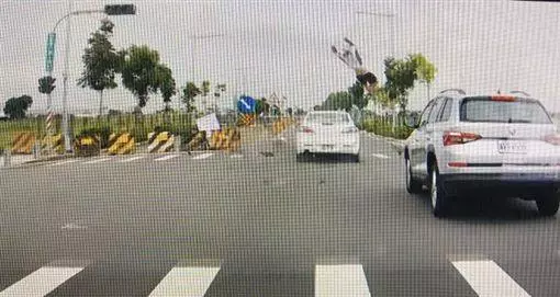 【恐怖】機車騎士撞飛半空中 驚悚畫面像彈出「戰鬥機」…《內附視頻》