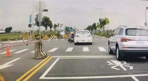 【恐怖】機車騎士撞飛半空中 驚悚畫面像彈出「戰鬥機」…《內附視頻》