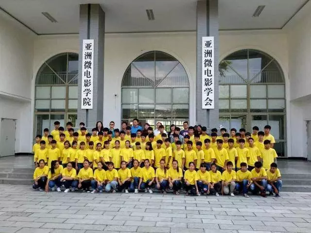 這裡不歸中國管,但人們卻說漢語、用人民幣、還用中國三大運營商