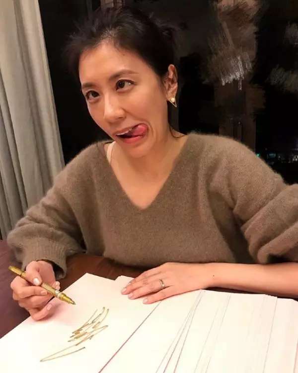 賈靜雯「超罕見的珍貴童年照」曝光,跟女兒咘咘簡直長得一模一樣啊!
