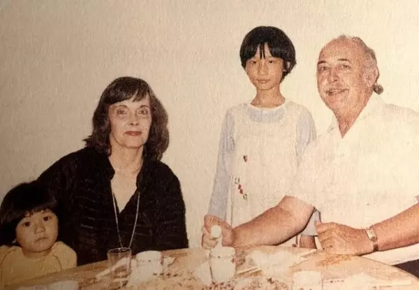 賈靜雯「超罕見的珍貴童年照」曝光,跟女兒咘咘簡直長得一模一樣啊!
