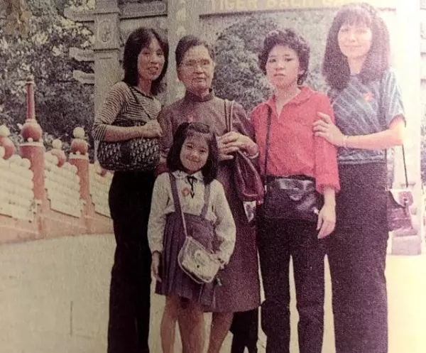賈靜雯「超罕見的珍貴童年照」曝光,跟女兒咘咘簡直長得一模一樣啊!