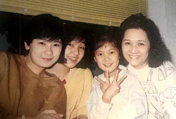 賈靜雯「超罕見的珍貴童年照」曝光,跟女兒咘咘簡直長得一模一樣啊!