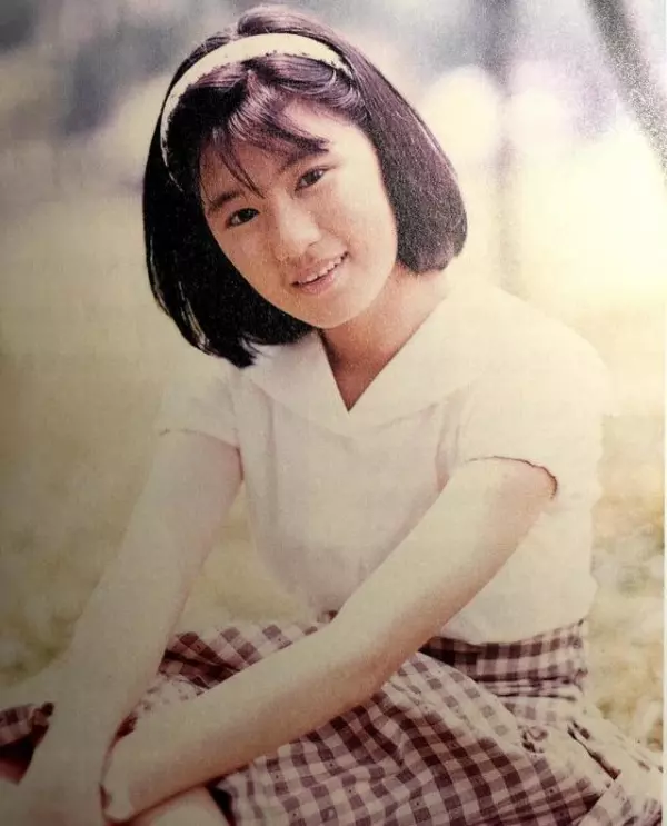 賈靜雯「超罕見的珍貴童年照」曝光,跟女兒咘咘簡直長得一模一樣啊!