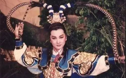 64歲黃香蓮為嫁院長老公,甘當3個孩子的後媽,毅然息影!12年後全家照曝光,網友:雨過天晴!