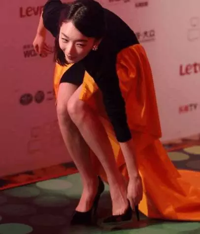 明星們最想刪除的圖片!摔倒的藝人,尷尬的囧圖阿!
